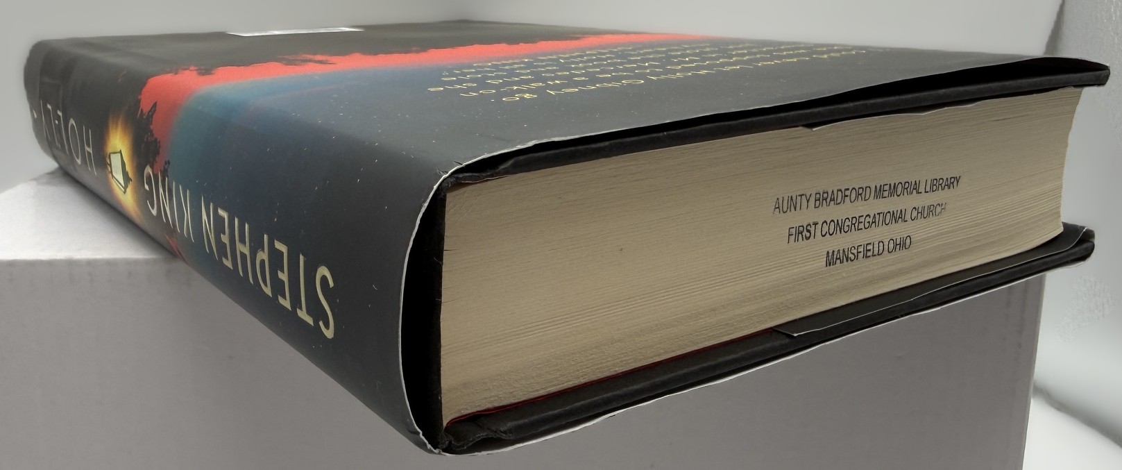 Stephen King Holly ex-library page-edge stamp and book condition – Ruby's Reading Shelf